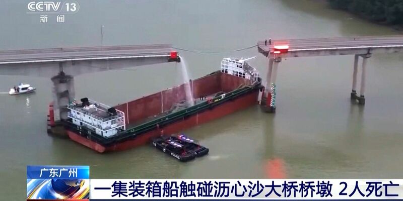 Vorläufigen Ermittlungen zufolge stürzten zwei Fahrzeuge ins Wasser, drei weitere fielen auf das Schiff. - Foto: Uncredited/CCTV via AP/dpa