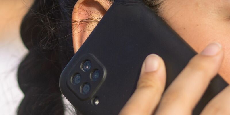 Mehr als ein Viertel der Befragten hat das Smartphone bereits zwei Jahre oder länger in Gebrauch. - Foto: Fernando Gutierrez-Juarez/dpa