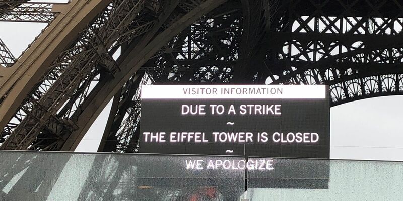 Ein Schild informiert, dass der Eiffelturm wegen Streiks geschlossen ist. - Foto: Michael Evers/dpa