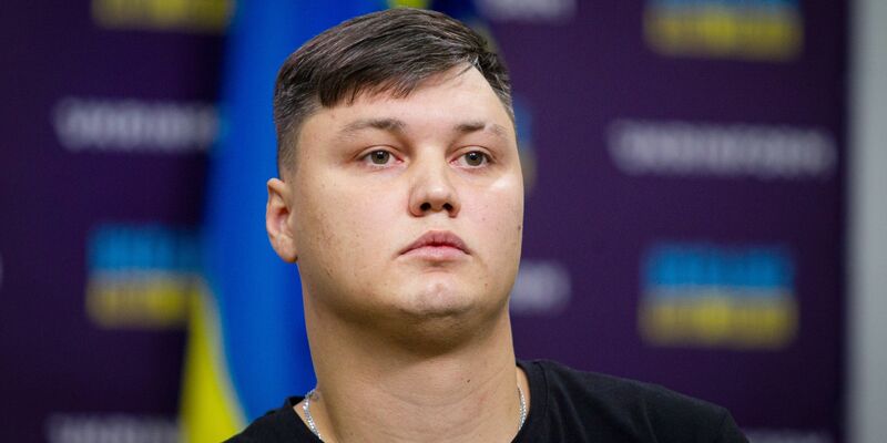 Der übergelaufene russische Pilot bei  einer Pressekonferenz im September in Kiew. - Foto: -/Ukrinform/dpa