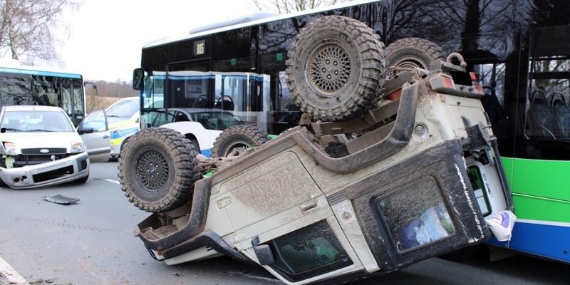 POL-MI: Auto überschlägt bei Unfall - Foto: presseportal.de