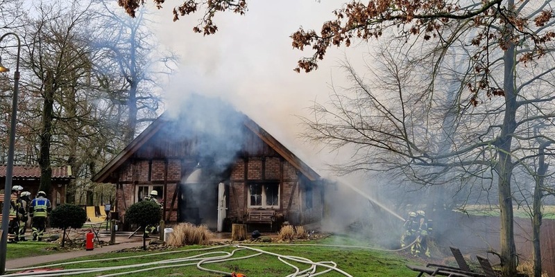 FW Bocholt: Brennt Sauna im Saunagarten vom BAHIA - Foto: presseportal.de