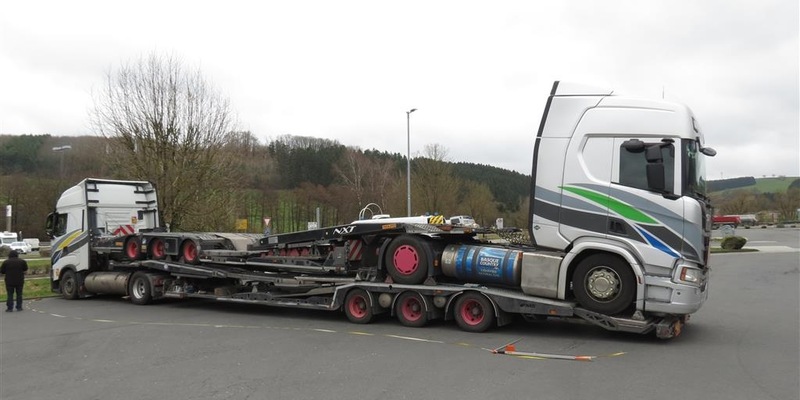 POL-PPTR: Sattelzuggespann im Huckepack - zu hoch und zu lang durch die Eifel unterwegs - Foto: presseportal.de