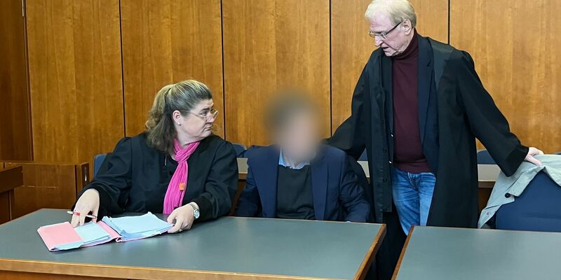 Der angeklagte Professor (M, verpixelt) ist zu einer Bewährungsstrafe von anderthalb Jahren verurteilt worden. - Foto: Christina Sticht/dpa