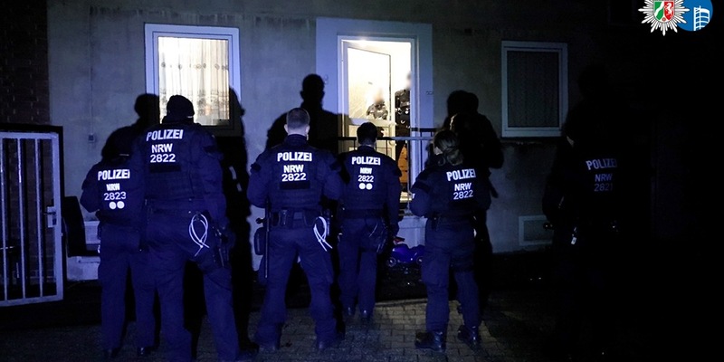POL-OB: Gemeinsame Pressemitteilung der Staatsanwaltschaft Duisburg und der Polizei Oberhausen: Schlag gegen Tätergruppierung in mehreren Städten - Haftbefehle erlassen - Drei Tatverdächtige in U-Haft - Foto: presseportal.de
