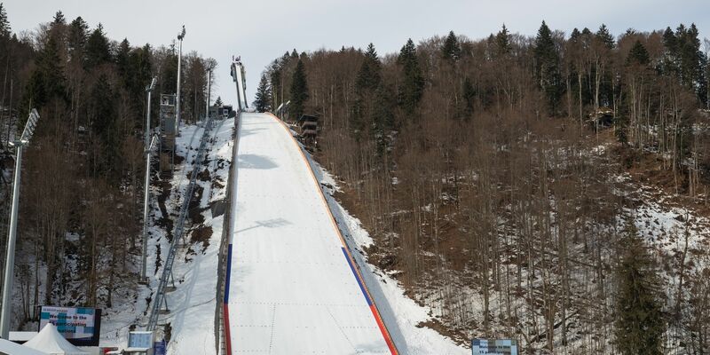 Die Qualifikation für das Skifliegen in Oberstdorf wurde wetterbedingt abgesagt. - Foto: Daniel Karmann/dpa