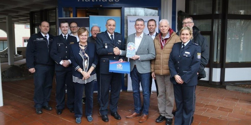 POL-DA: Dieburg: Stadt Dieburg startet KOMPASSprogramm / Polizeipräsident Björn Gutzeit überreicht Begrüßungsschild - Foto: presseportal.de