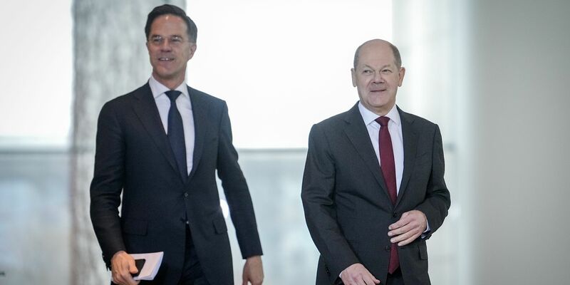 Mark Rutte (l) kann sich über einen prominenten Unterstützer freuen: Olaf Scholz (r). - Foto: Kay Nietfeld/dpa