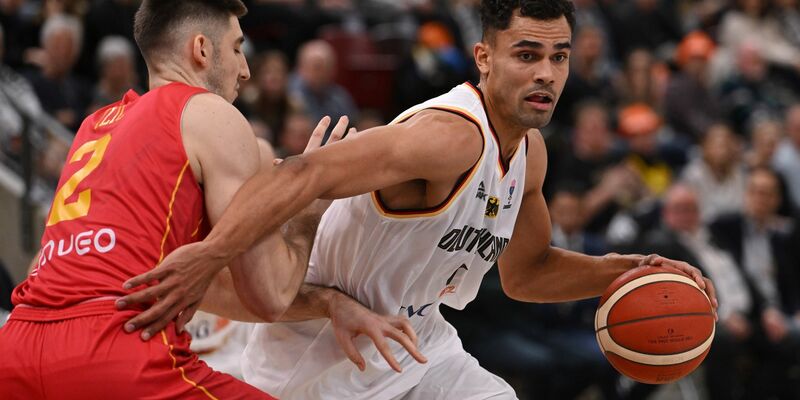 Das DBB-Team um Oscar da Silva (r) setzte sich gegen Montenegro durch. - Foto: Marijan Murat/dpa