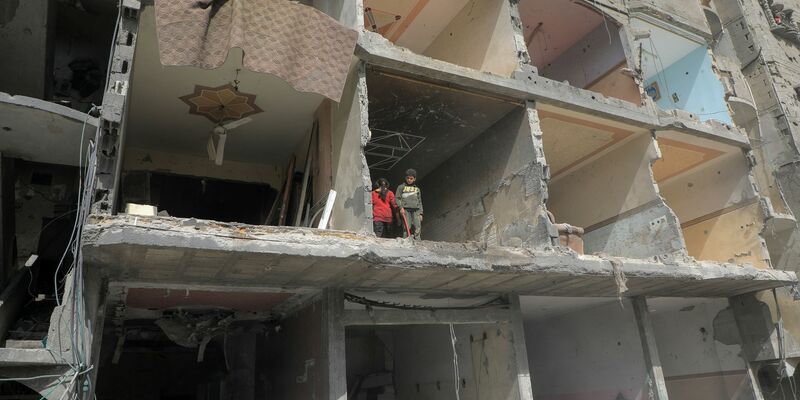 Palästinensischen Angaben zufolge wurden bei israelischen Angriffen in Al-Mawasi Dutzende Menschen getötet und Dutzende verletzt. - Foto: Rizek Abdeljawad/XinHua/dpa