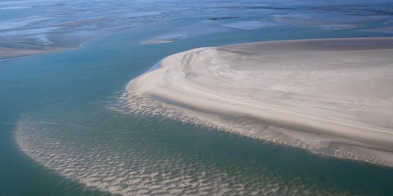 Die Sandbänke zwischen den ostfriesischen Inseln aus der Luft. Der Klimawandel hat Folgen für das Ökosystem im Wattenmeer. - Foto: Sina Schuldt/dpa