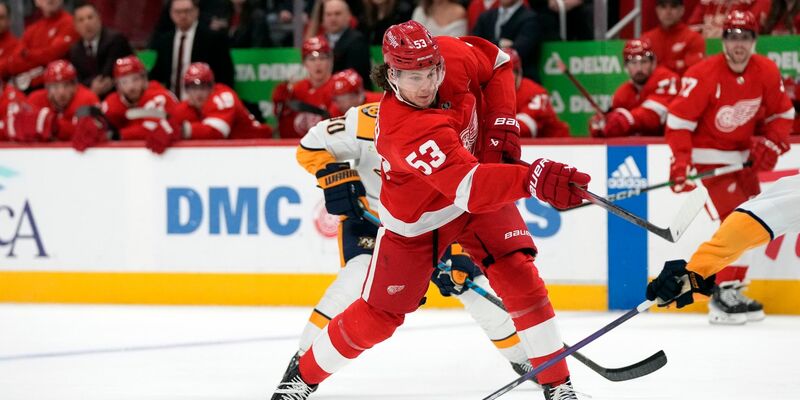 Detroit-Verteidiger Moritz Seider (53) schießt. - Foto: Carlos Osorio/AP/dpa/Archivbild