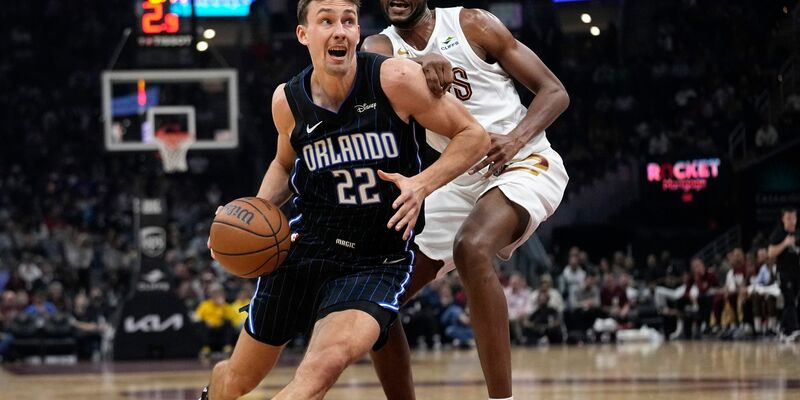 Orlandos Franz Wagner (22) zieht an Evan Mobley von den Cleveland Cavaliers vorbei. - Foto: Sue Ogrocki/AP/dpa