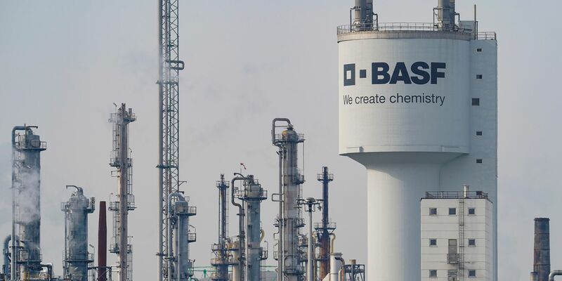 Die Führung des Chemiekonzerns BASF hatte bereits 2022 ein Sparprogramm angekündigt. - Foto: Uwe Anspach/dpa