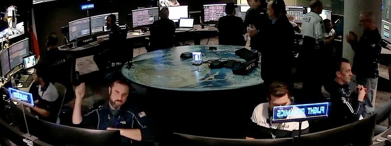 Das Personal im Kontrollraum in Houston feiert, nachdem das private Raumschiff auf dem Mond gelandet ist. - Foto: -/Intuitive Machines via AP/dpa