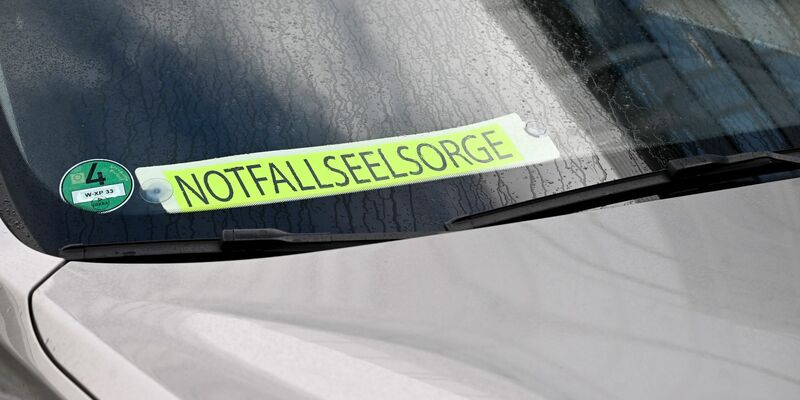 Notfallseelsorger sind zu dem Wuppertaler Gymnasium gekommen, an dem ein Schüler andere mit einem Messer attackiert hat. - Foto: Roberto Pfeil/dpa