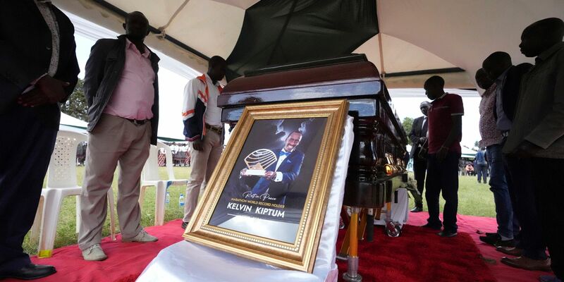 Familie und Freunde stehen vor dem Sarg des kenianischen Sportlers Kelvin Kiptum. - Foto: Brian Inganga/AP/dpa