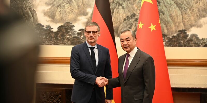 Jens Plötner (l) steht neben Chinas Außenminister Wang Yi. - Foto: Johannes Neudecker/dpa