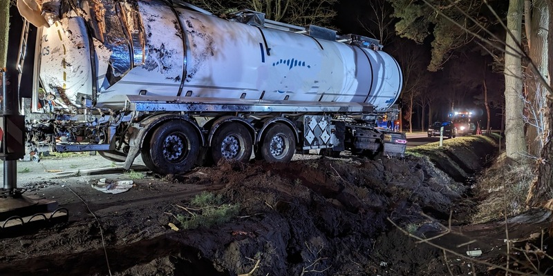 FW-ROW: Tanklastzug kippt im Trochel um - Foto: presseportal.de