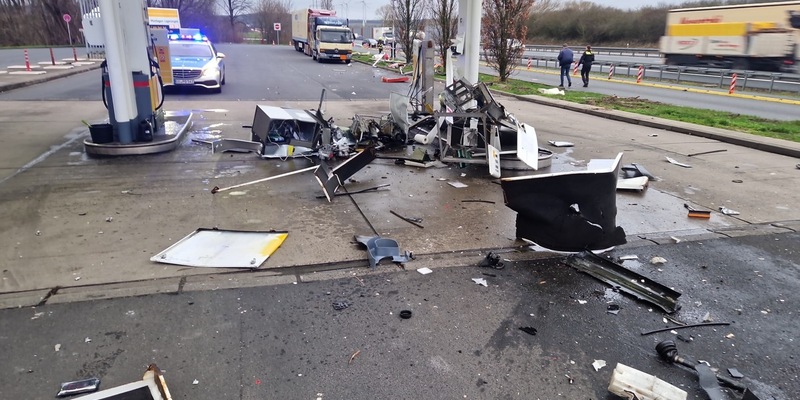 POL-GÖ: (77/2024) Spektakulärer Unfall mit hohem Sachschaden auf Rastanlage Göttingen-Ost - Geländewagen prallt gegen geparkte LKW und Zapfsäulen, Fahrer mutmaßlich erheblich alkoholisiert - Foto: presseportal.de