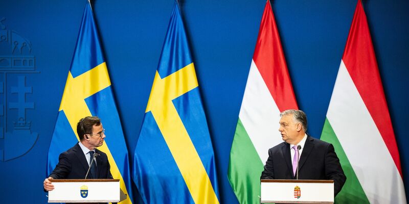 Der ungarische Ministerpräsident Viktor Orban (r) spricht mit dem schwedischen Premierminister Ulf Kristersson während einer Pressekonferenz in Budapest. - Foto: Marton Monus/dpa