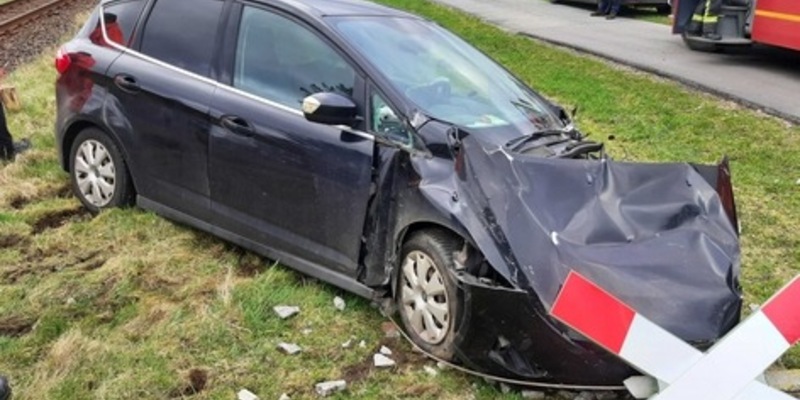 BPOL-FL: Rosendahl - Zug kollidiert mit PKW auf Bahnübergang - Fahrerin leicht verletzt - Foto: presseportal.de
