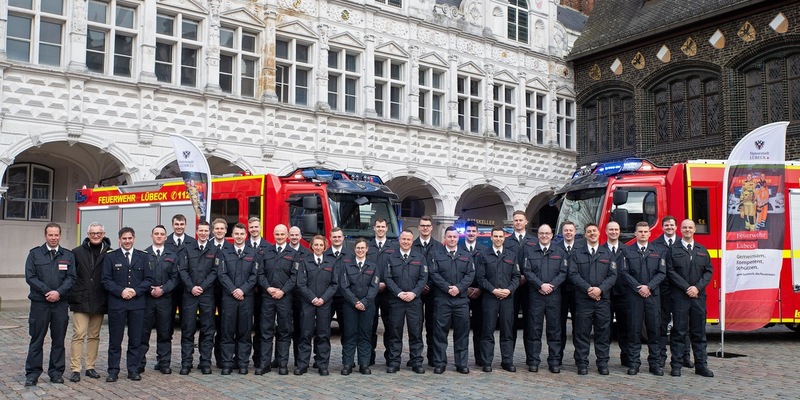 FW-HL: Ernennung und Vereidigung bei der Berufsfeuerwehr Lübeck / 25 Anwärter:innen beginnen Ausbildung bei der Feuerwehr - Foto: presseportal.de