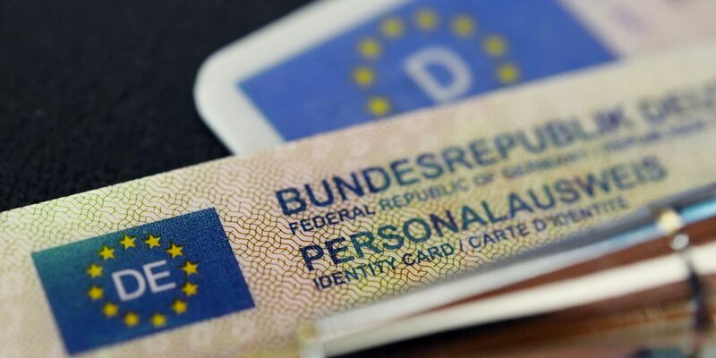 Der Branchenverband Bitkom beklagt ein «Schneckentempo» bei der Digitalisierung von Dienstleistungen der Verwaltung. (Symbolbild) - Foto: Marijan Murat/dpa