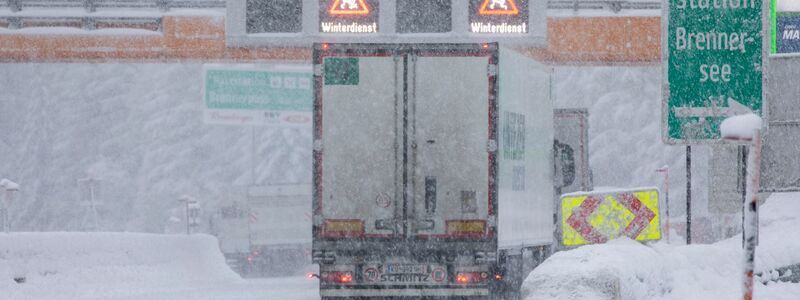 Der starke Schneefall beeinträchtigt die  wichtige Verkehrsroute von Deutschland nach Italien (Archivbild). - Foto: Bernd März/dpa