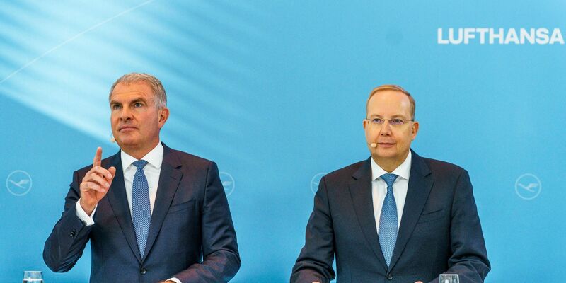 Lufthansa-Chef Carsten Spohr (l) bleibt an Bord, Finanzchef Remco Steenbergen (r) verlässt das Unternehmen dagegen. - Foto: Andreas Arnold/dpa