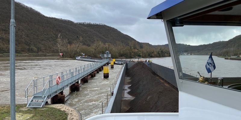 PP-ELT: Schubleichter reißt bei Ausfahrt aus der Schleuse Lehmen ab - Foto: presseportal.de