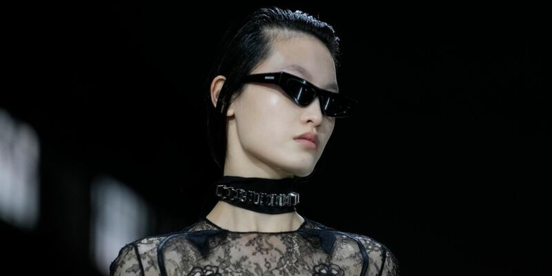 Schauspielerin Salma Hayek (M) war Gästin bei der Präsentation der Gucci-Damenkollektion. - Foto: Luca Bruno/AP/dpa