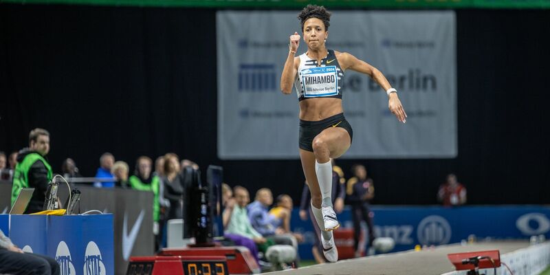 Sprang beim Istaf Indoor in Berlin zum Sieg: Weitspringerin Malaika Mihambo. - Foto: Andreas Gora/dpa