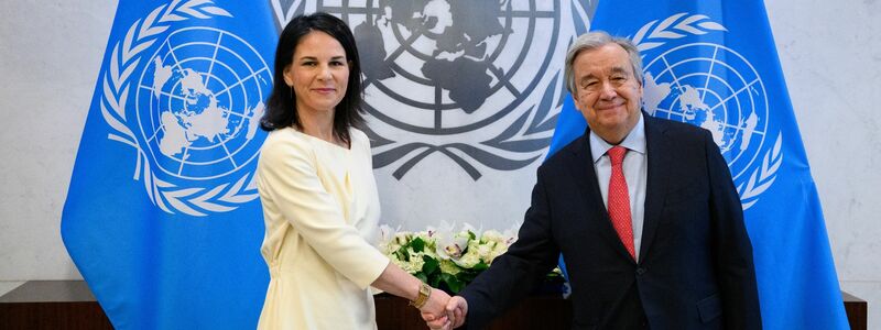 Außenministerin Annalena Baerbock und UN-Generalsekretär António Guterres treffen sich zu einem Gespräch im UN-Hauptquartier. - Foto: Bernd von Jutrczenka/dpa