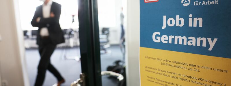 Auch weiter sollen Flüchtlinge Beratung bekommen - notfalls soll ein Job vermittelt werden. (Archivbild)  - Foto: Oliver Berg/dpa