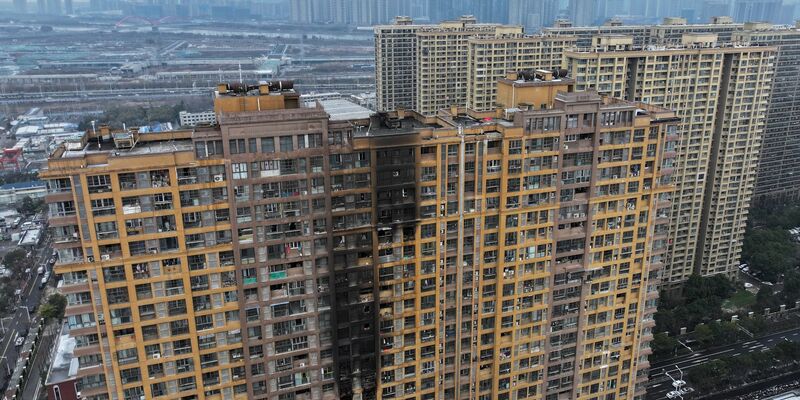In China kommt es aufgrund der mangelhaften Einhaltung von Sicherheitsstandards immer wieder zu Wohnhausbränden mit mehreren Toten. - Foto: -/Chinatopix via AP/dpa