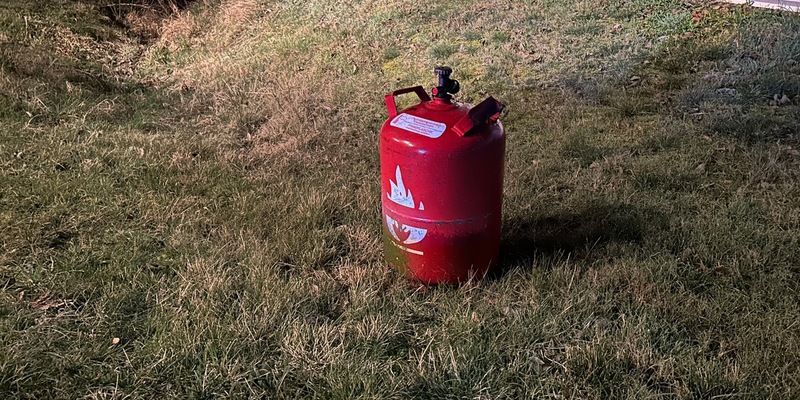 FW LK Leipzig: Fahrzeug gegen 12 Kg Gasflasche - Foto: presseportal.de