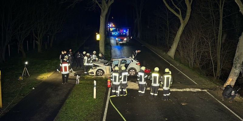 Feuerwehr Kalkar: Alleinunfall- PKW gegen zwei Bäume - Foto: presseportal.de