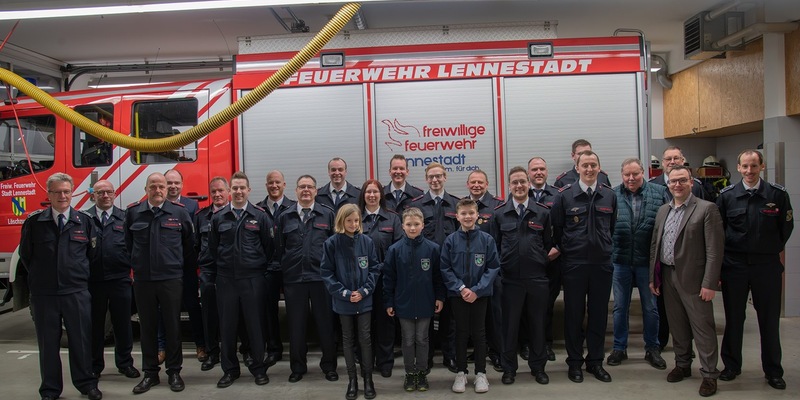 FW-OE: Jahresdienstbesprechung des Einsatzbereichs 4 der Feuerwehr Lennestadt - 100 Jahre Löschgruppe Saalhausen - Foto: presseportal.de