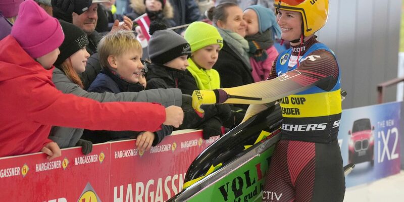 Freut sich im Ziel: Gesamtweltcupsiegerin Julia Taubitz. - Foto: Roman Koksarov/AP