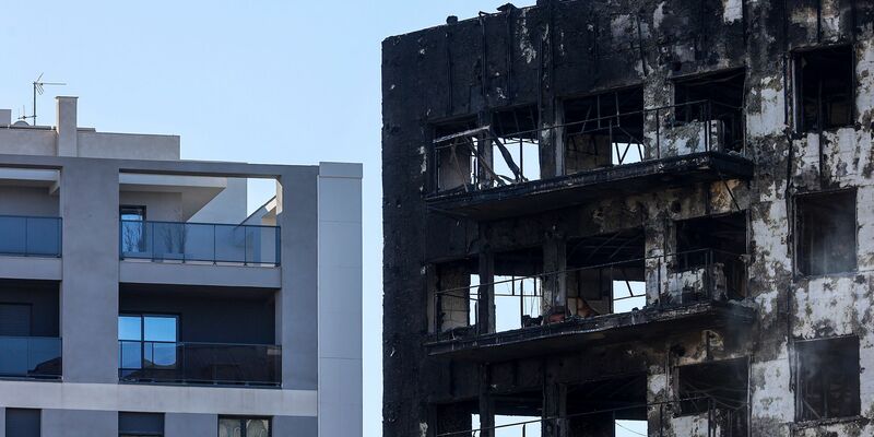 Nach dem Großbrand in einem Wohnkomplex in Valencia ist die Zahl der Toten weiter gestiegen. - Foto: Rober Solsona/EUROPA PRESS/dpa