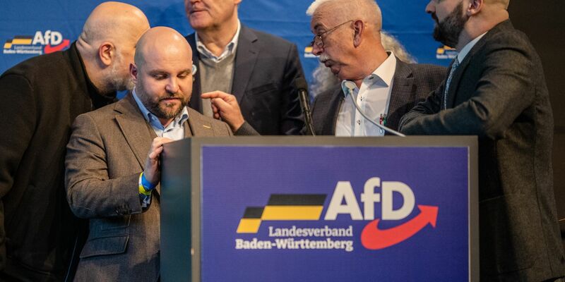 AfD-Politiker um Markus Frohnmaier  beratschlagen in der Stadthalle über das weitere Vorgehen beim Landesparteitag. - Foto: Christoph Schmidt/dpa