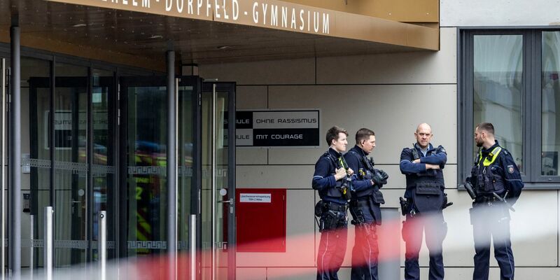 Bei der Amoktat an einem Wuppertaler Gymnasium sind vier Schüler durch Messerstiche verletzt worden. - Foto: Christoph Reichwein/dpa