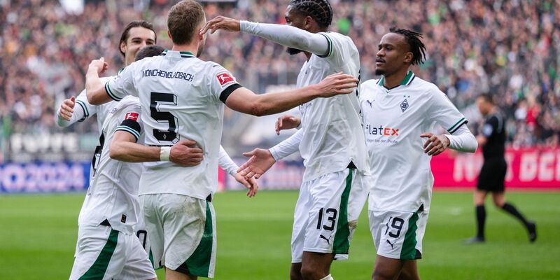 Die Gladbacher Spieler feiern den klaren Heimsieg gegen den VfL Bochum. - Foto: Marius Becker/dpa