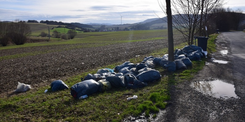 POL-HI: Illegale Müllentsorgung an der B3 zwischen Alfeld und Delligsen - Zeugenaufruf - Foto: presseportal.de