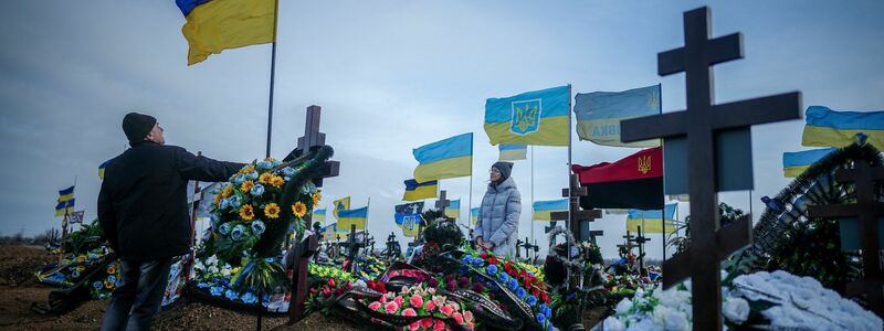 Friedhof in der Hafenstadt Odessa. Heute jährt sich der Beginn des russischen Angriffskriegs auf die Ukraine zum zweiten Mal. - Foto: Kay Nietfeld/dpa