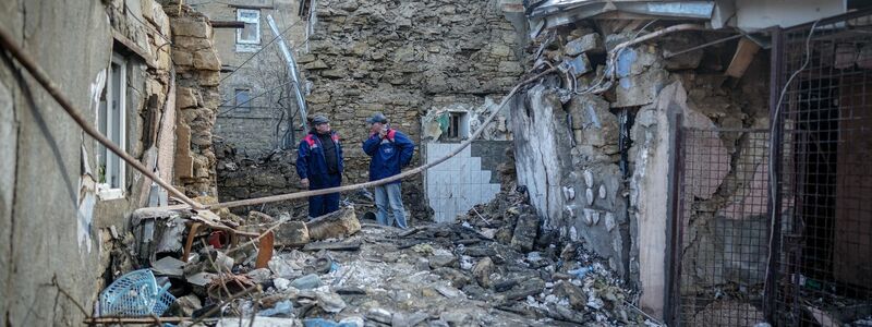 Helfer beseitigen nach einem nächtlichen Drohnenangriff auf Odessa Trümmer. - Foto: Kay Nietfeld/dpa