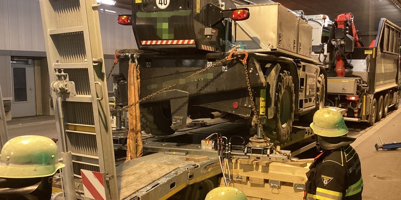 FW-M: Harvester auf Tieflader verrutscht im Tunnel (Mittersendling) - Foto: presseportal.de