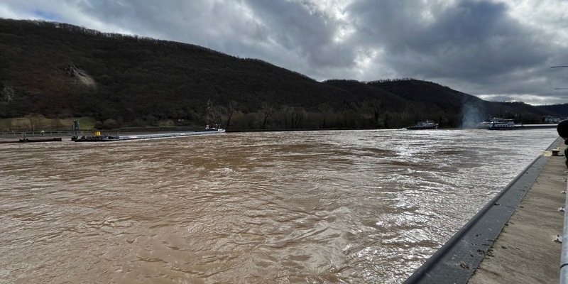 PP-ELT: NACHTRAG zur Pressenotiz vom 23.02.2024: Schubleichter reißt bei Ausfahrt aus der Schleuse Lehmen ab - Foto: presseportal.de