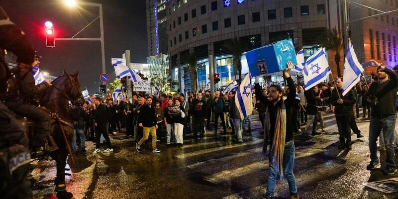 Mit Pferden gehen Polizisten gegen die Regierungsgegner in Tel Aviv vor. - Foto: Ohad Zwigenberg/AP/dpa